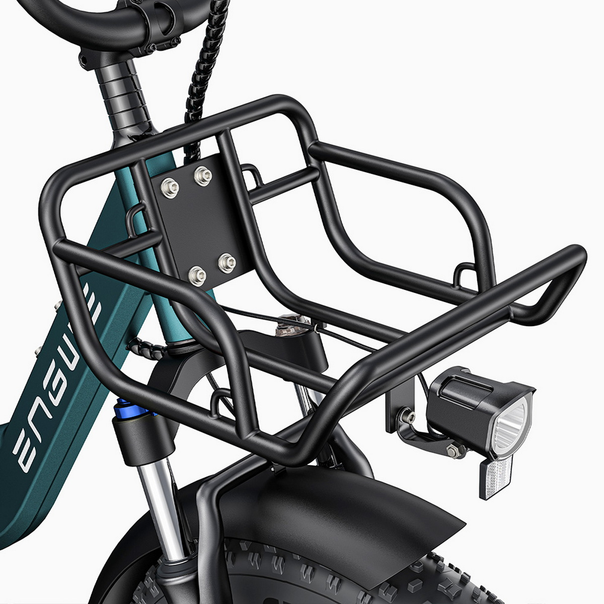 Parte anteriore della bici nera con cestino, luce e sistema di sospensione anteriore.