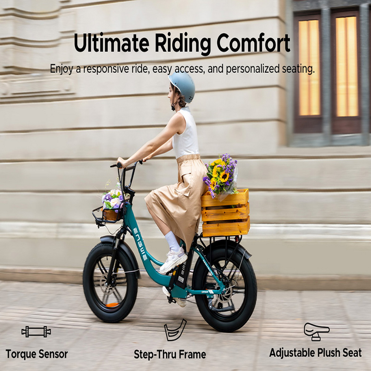 Donna su bici elettrica con fiori. Abiti beige, sfondo edificio.