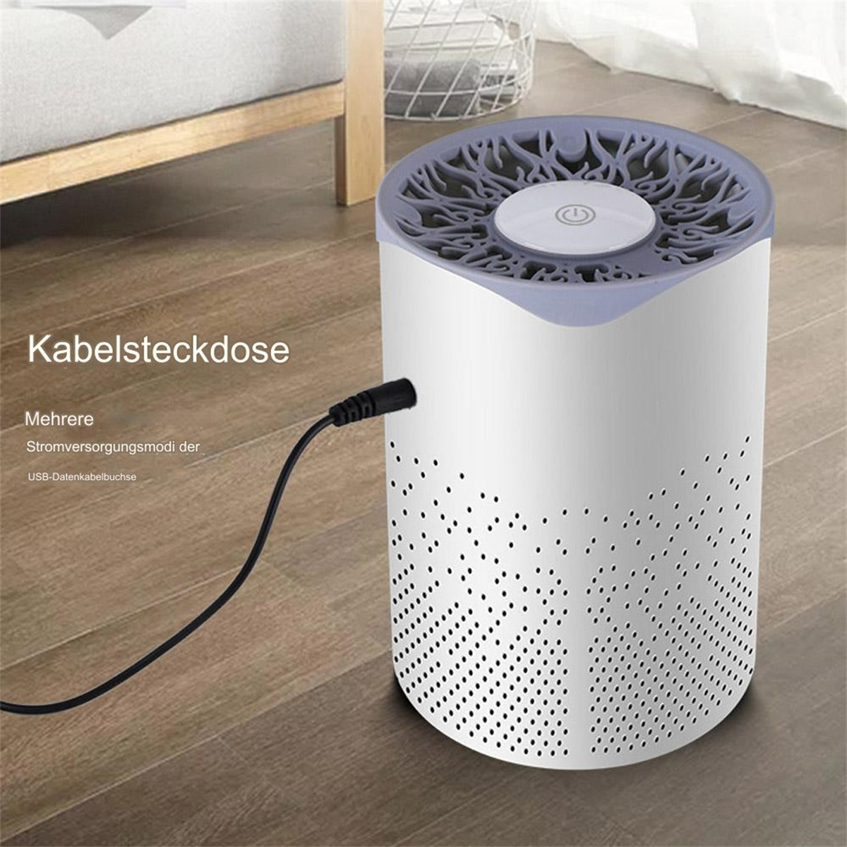 Ein weiß-grauer Luftreiniger mit einem eingesteckten schwarzen Netzkabel. Das Gerät hat kleine Löcher.