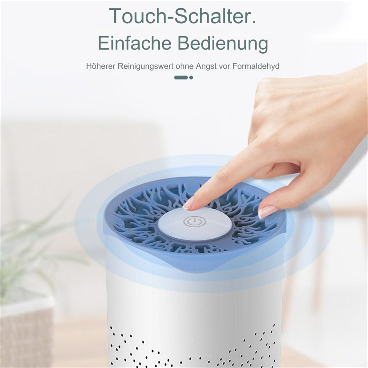 Eine Hand drückt einen Knopf auf einem weißen Luftreiniger. Der Text ist auf Deutsch.