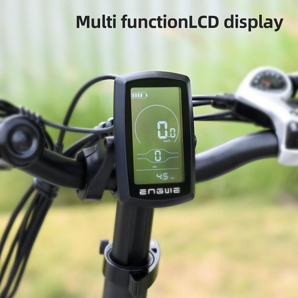 Schwarzes LCD-Display am Fahrradlenker. Zeigt Geschwindigkeit, Tageskilometer und Batteriestand.