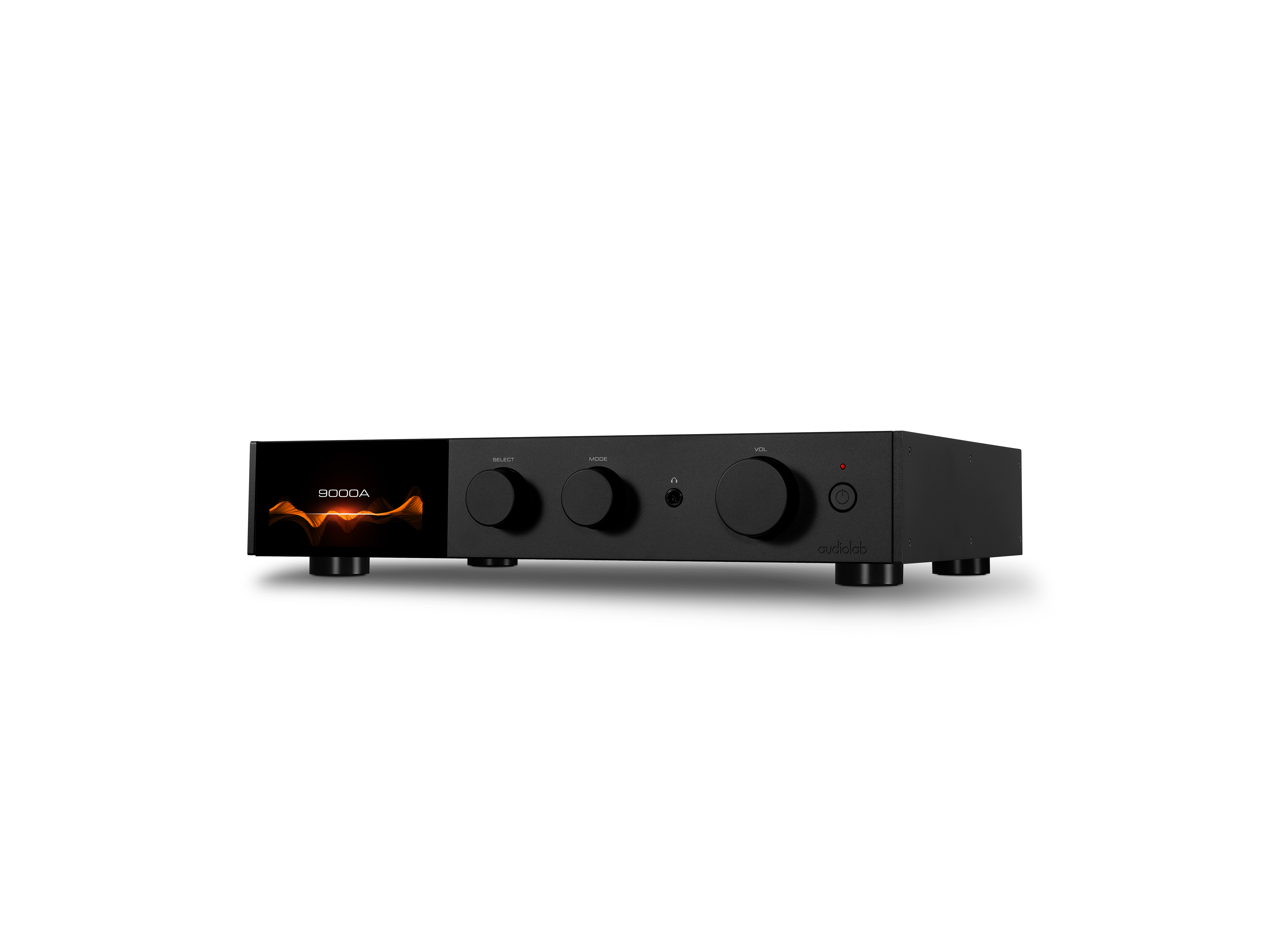 Zwarte audioversterker met knoppen, display en aan/uit-knop, witte achtergrond.