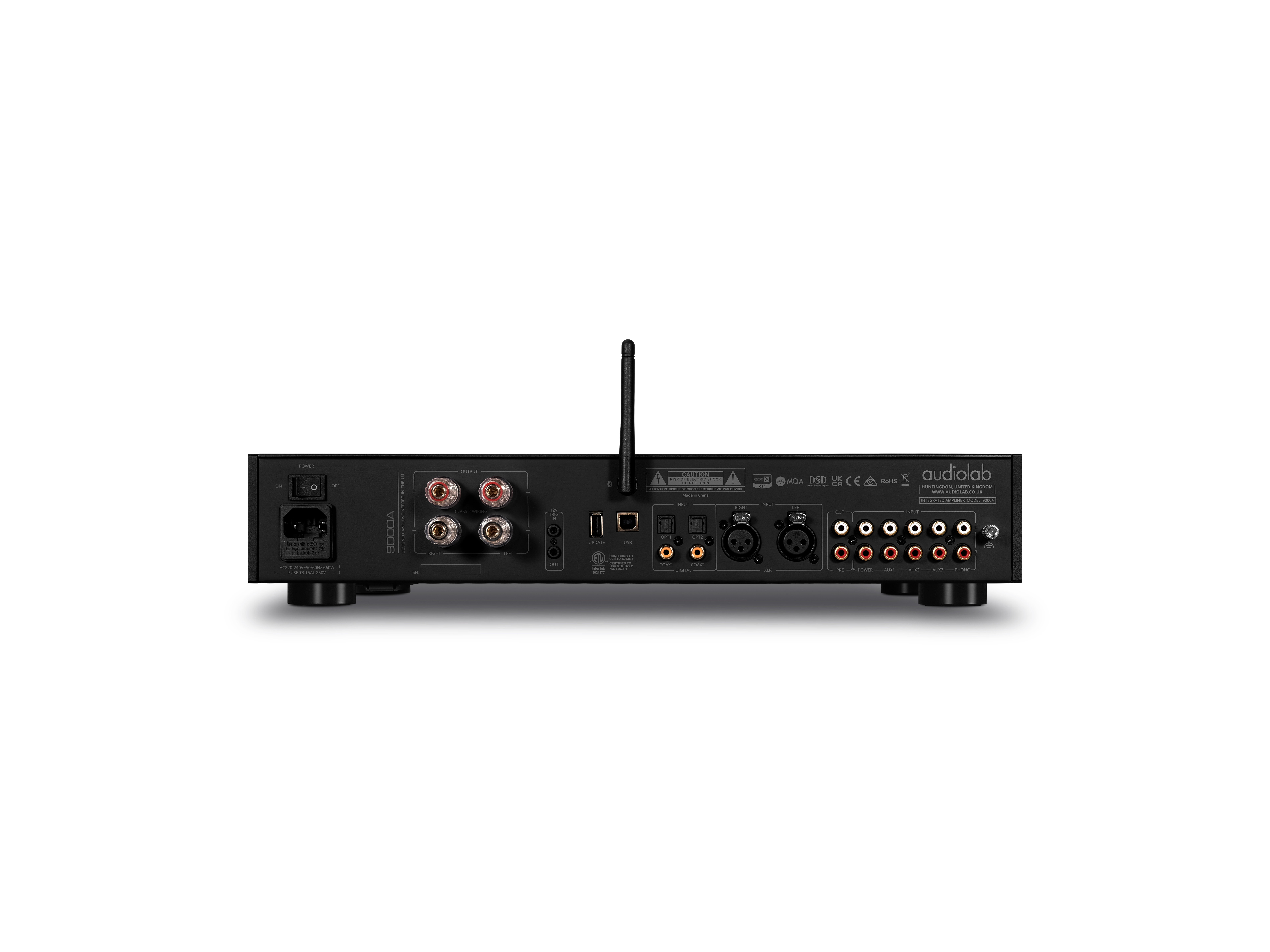 Achterkant van een zwarte audio-ontvanger met diverse in- en uitgangen en een antenne.