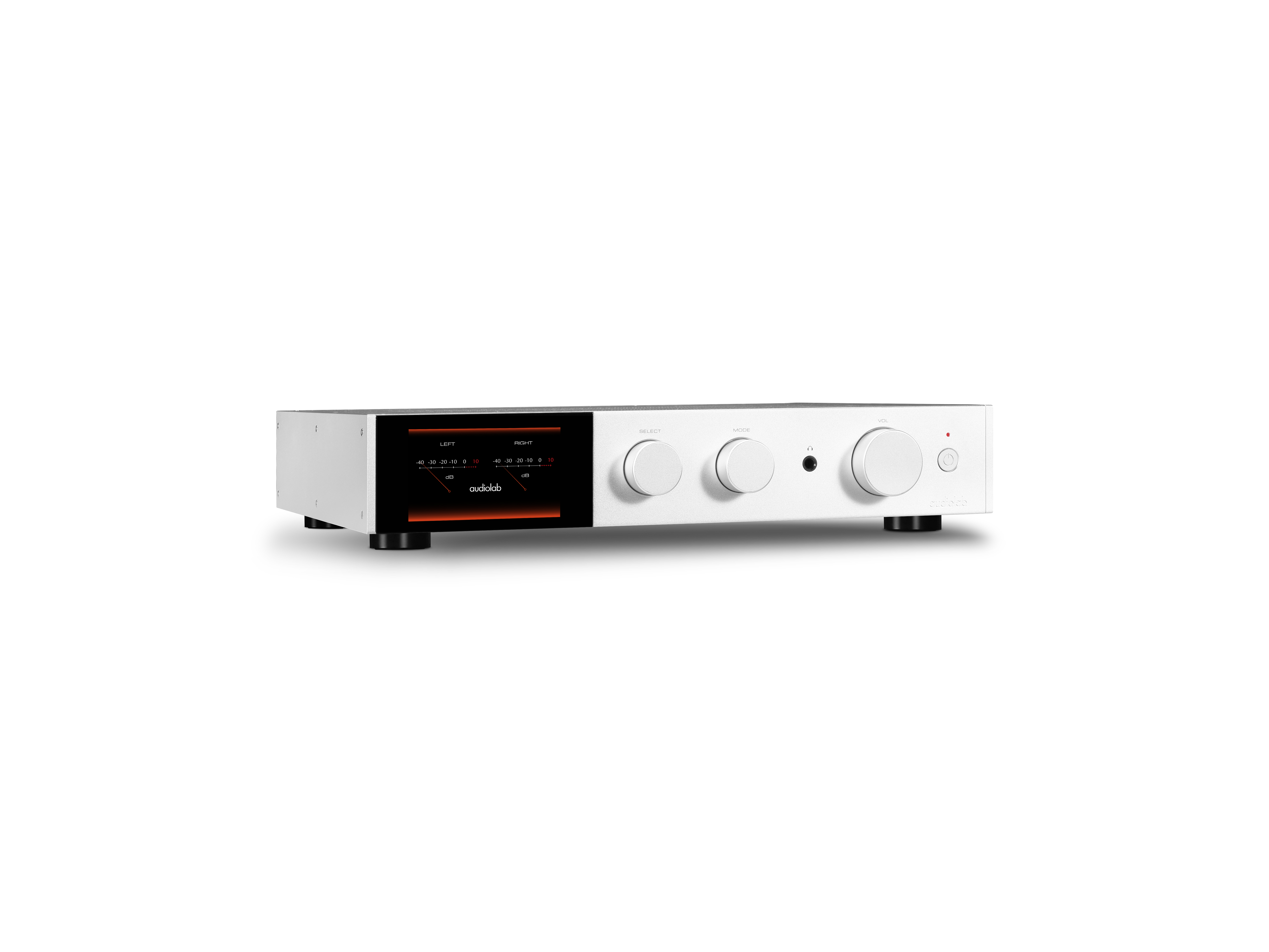 Ein weißer Audioverstärker mit Knöpfen und einem Display. Der Hintergrund ist weiß.