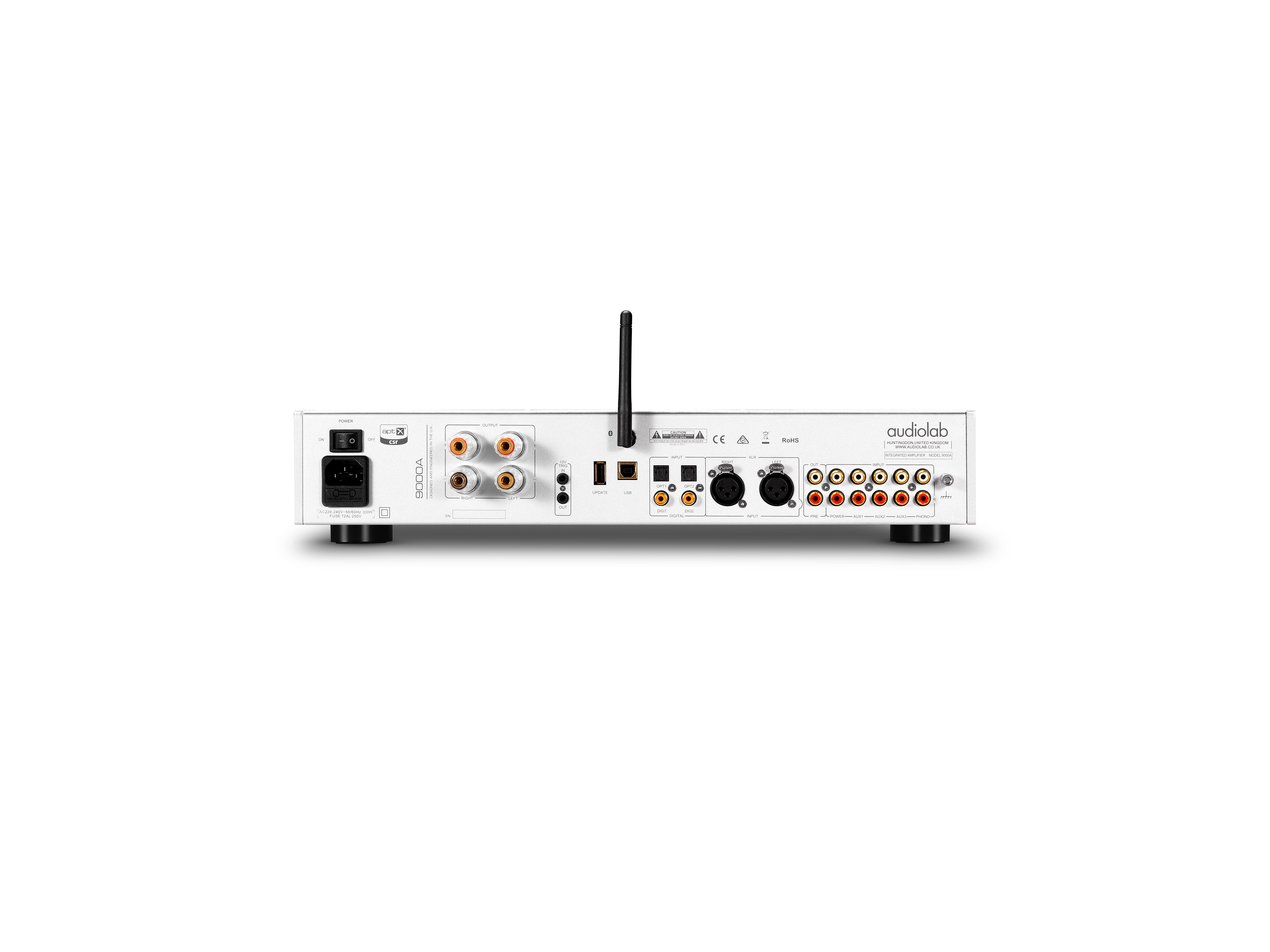 Rückansicht des weißen Audioempfängers. Verfügt über verschiedene Anschlüsse, darunter Strom, Cinch und USB, mit einer schwarzen Antenne.