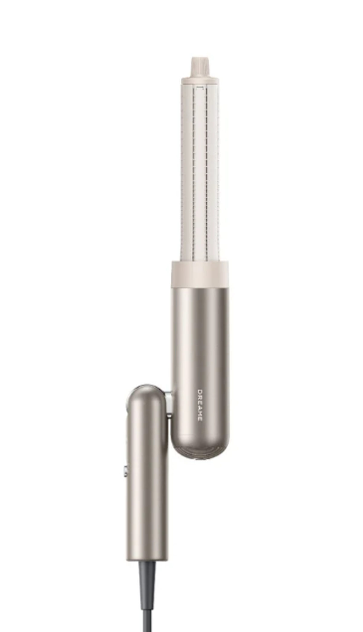 Srebrne i beżowe narzędzie do stylizacji włosów, skierowane w prawo, z kablem zasilającym. Białe tło.