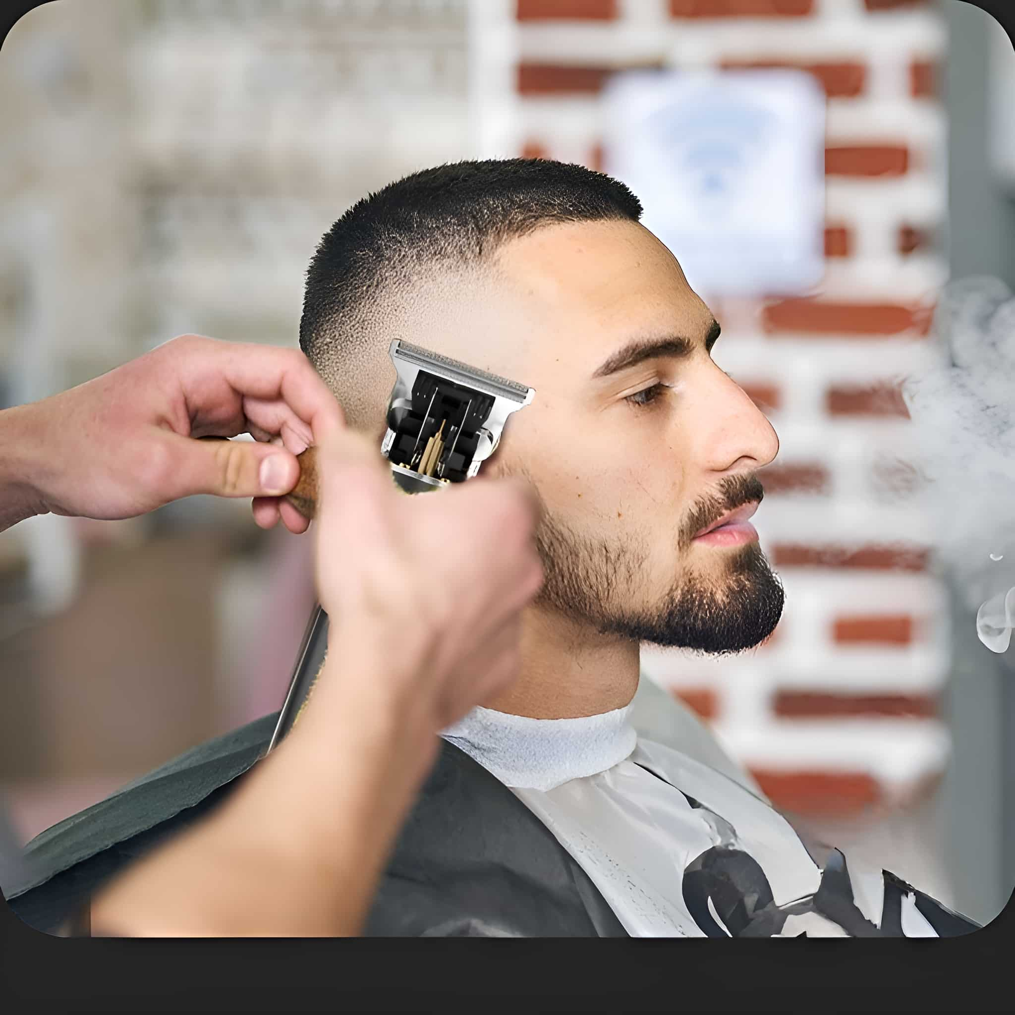 Ein Friseur schneidet einem Mann die Haare mit einem Haarschneider. Rauch liegt in der Luft.