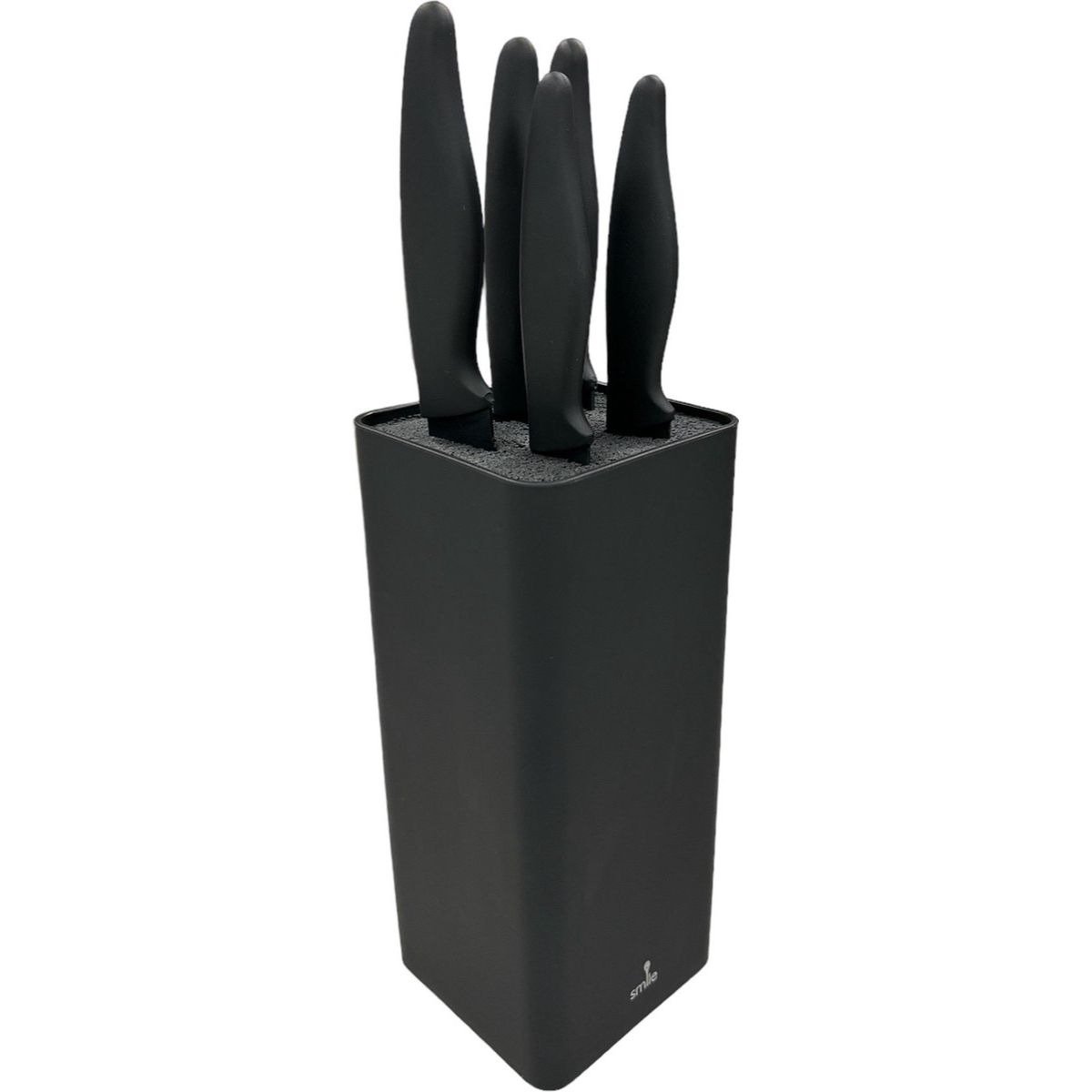 Czarny blok na noże z pięcioma czarnymi nożami. Białe tło.