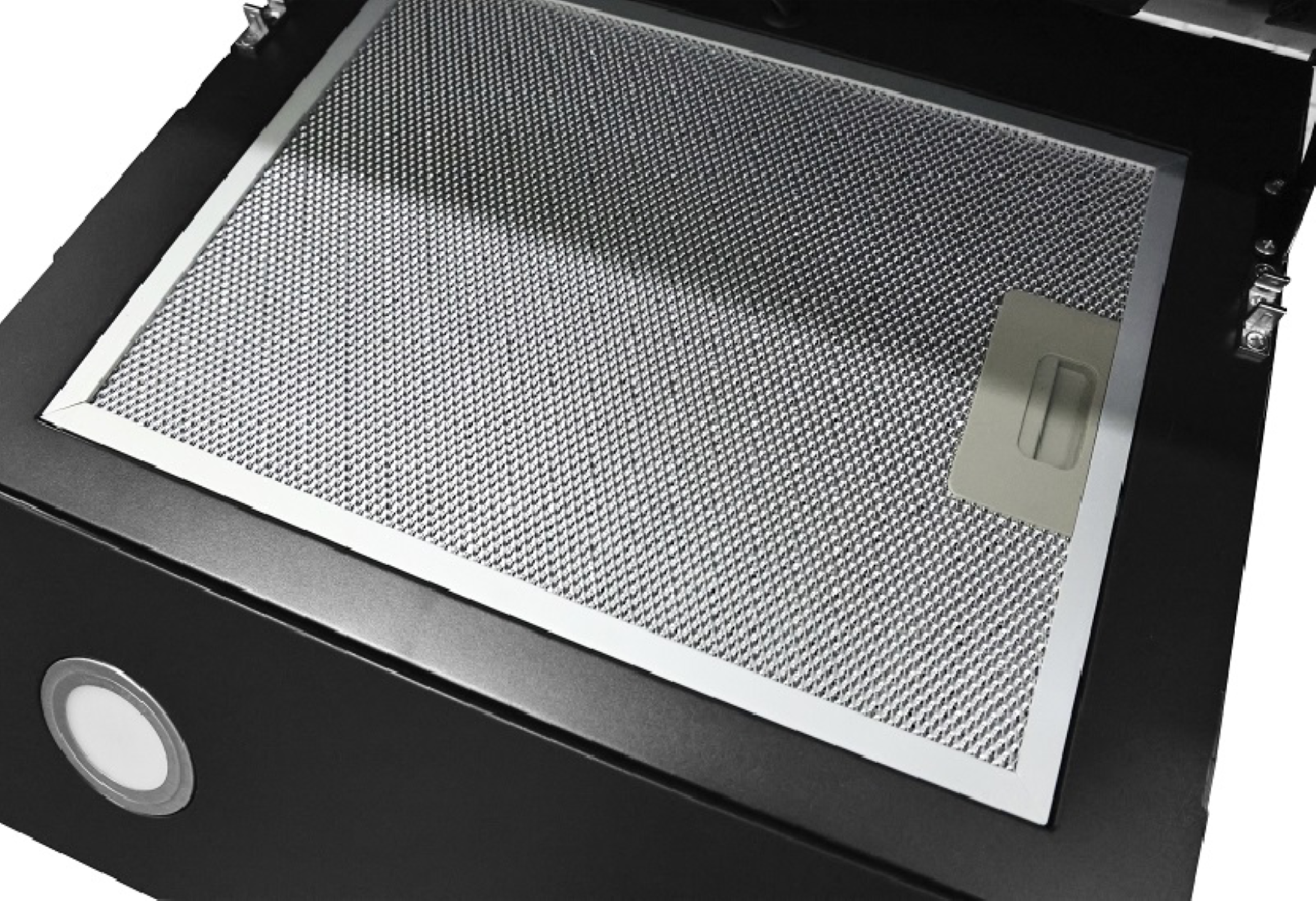 Close-up van een zwart afzuigkapfilter, met het metalen gaas en een wit licht, met details zichtbaar.