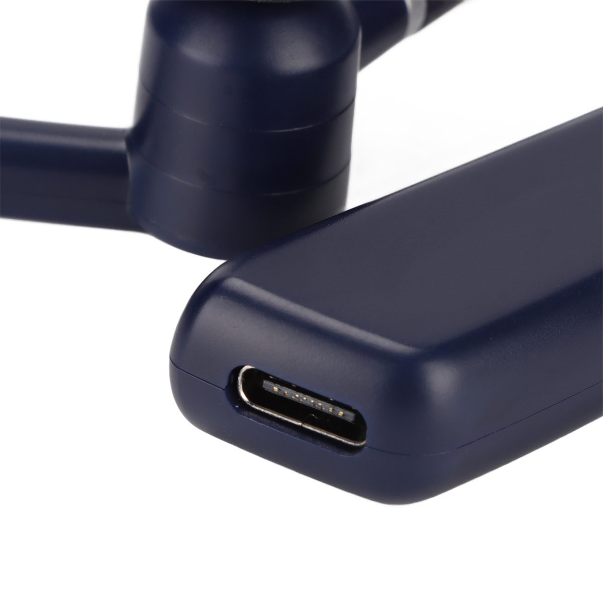 Dunkelblaues elektronisches Gerät mit USB-C-Anschluss. Weißer Hintergrund. Nahaufnahme.
