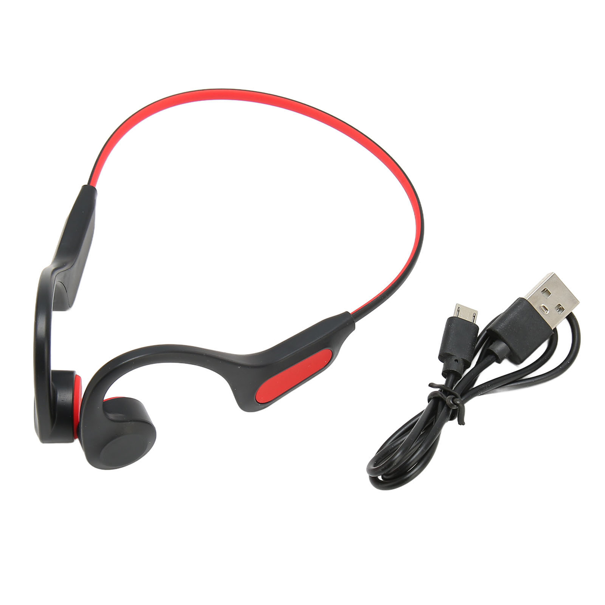 Schwarze und rote Knochenschallkopfhörer und ein Ladekabel, vor weißem Hintergrund, zeigt das USB-Ende.