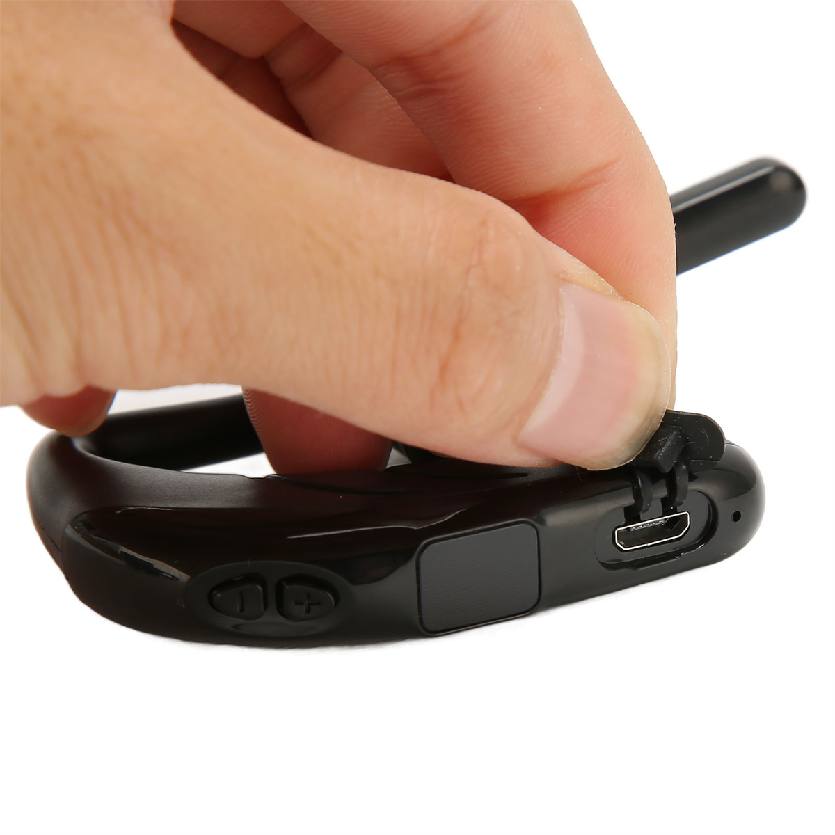 Hand hält einen schwarzen Kopfhörer mit USB-Anschluss. Weißer Hintergrund.