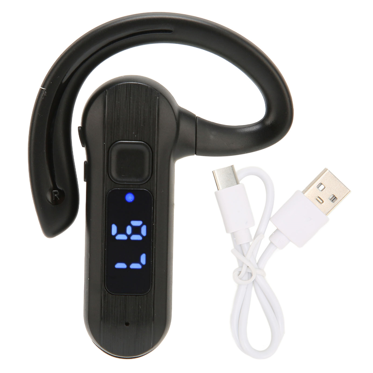 Ein schwarzes Bluetooth-Headset mit digitaler Anzeige, die den Akkuladestand und ein USB-Kabel zeigt.