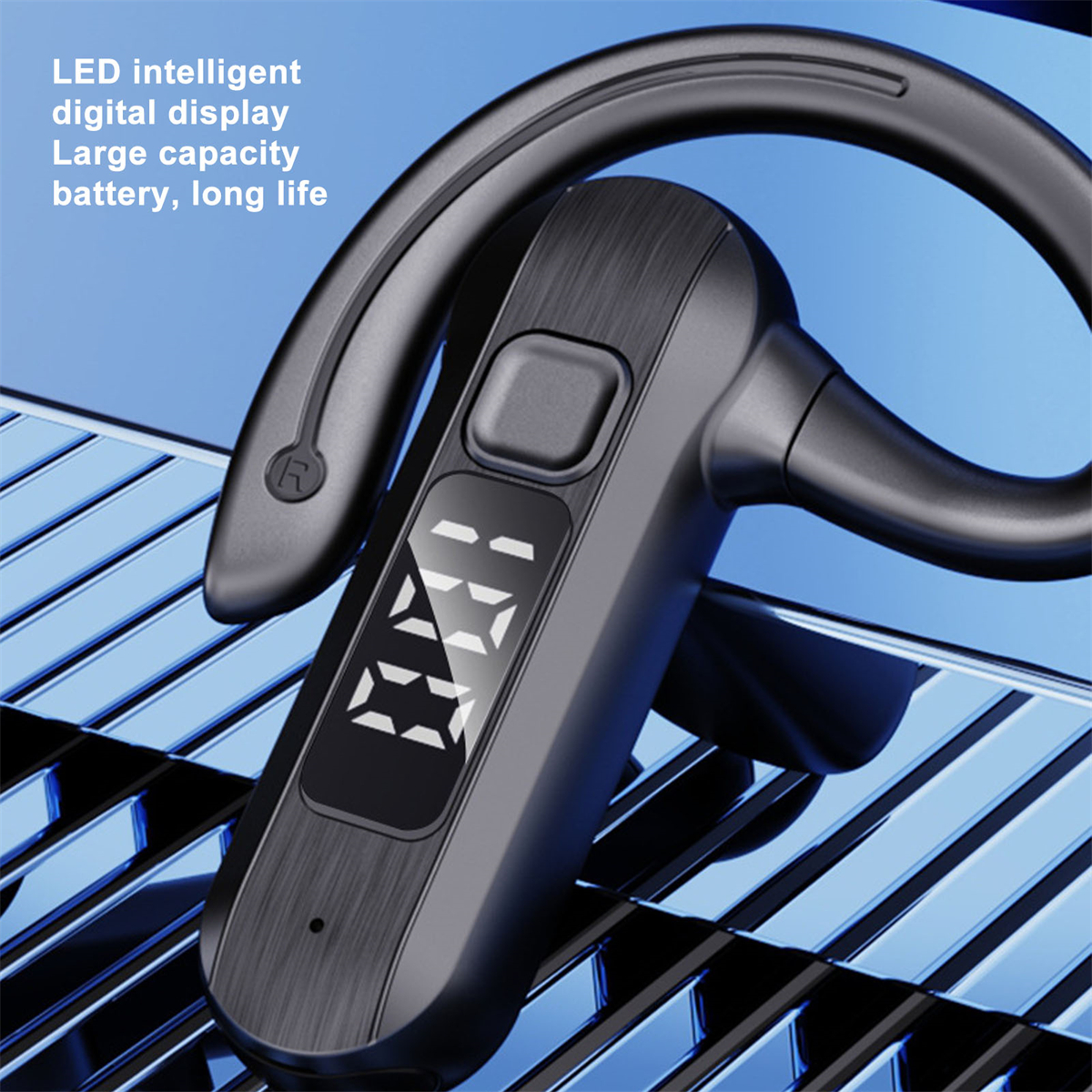 Kabelloses Headset mit LED-Anzeige auf reflektierender Oberfläche.