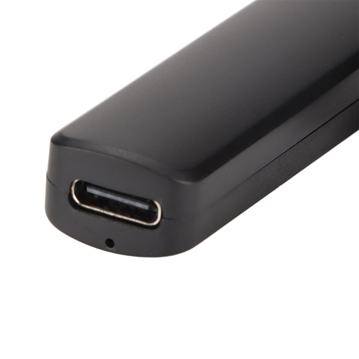 Nahaufnahme eines schwarzen USB-C-Anschlusses an einem Gerät. Weißer Hintergrund.