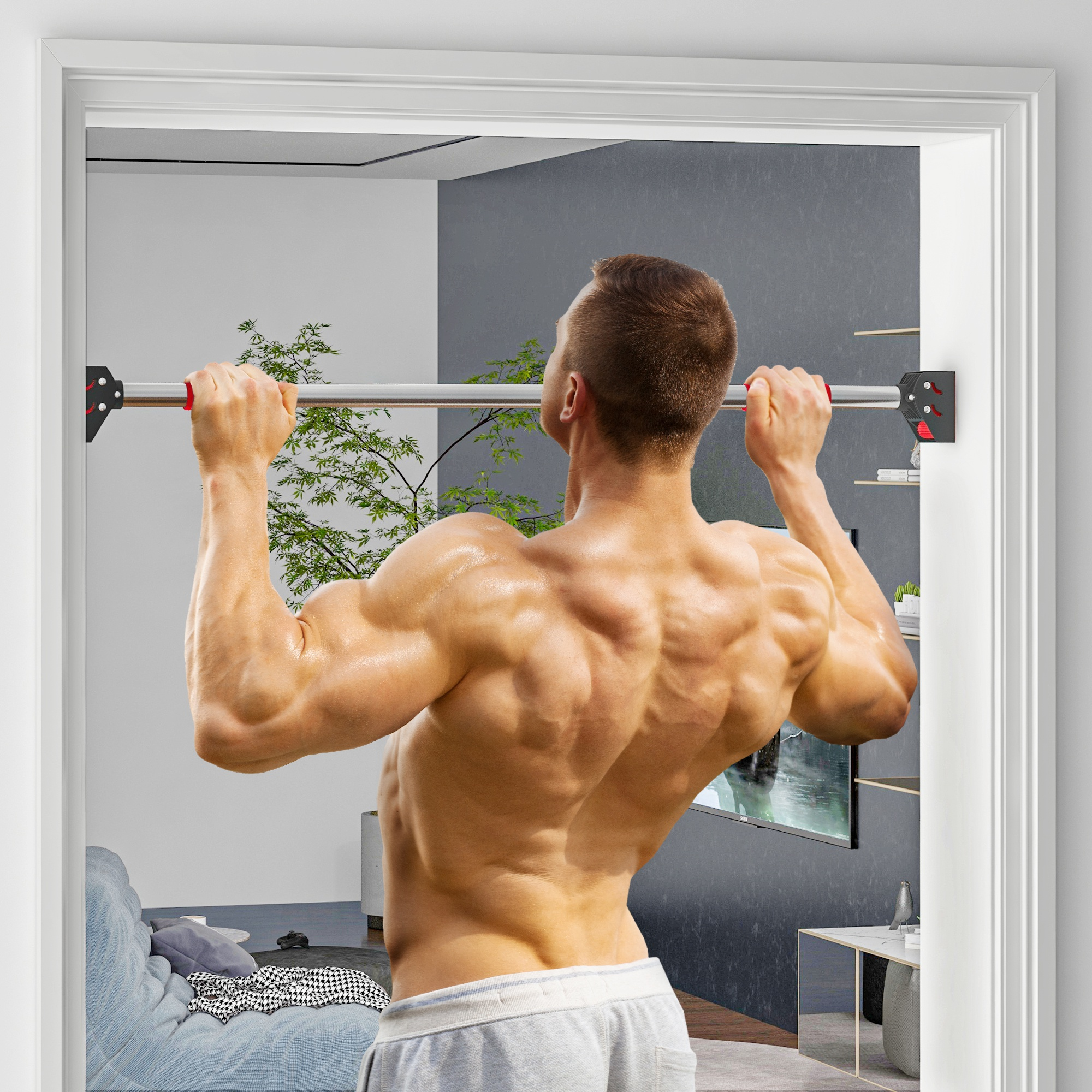 Hombre haciendo dominadas en una barra en una puerta. Sus músculos de la espalda son visibles, escena clara.