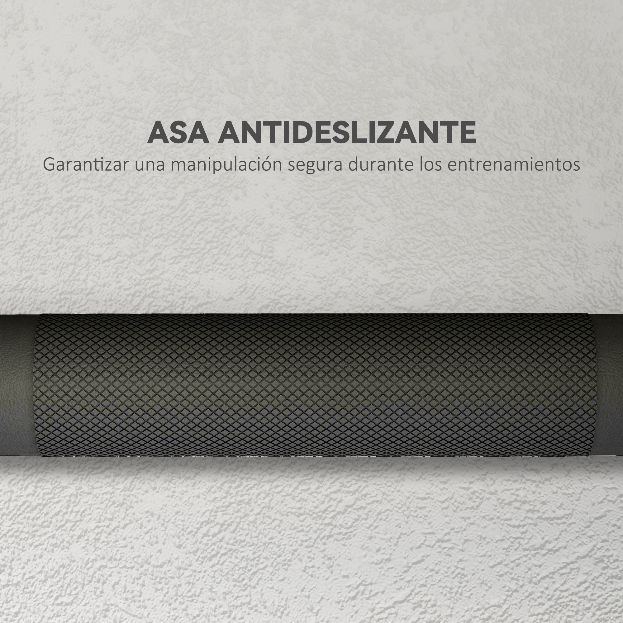 Empuñadura negra y gris, texto en una pared texturizada.