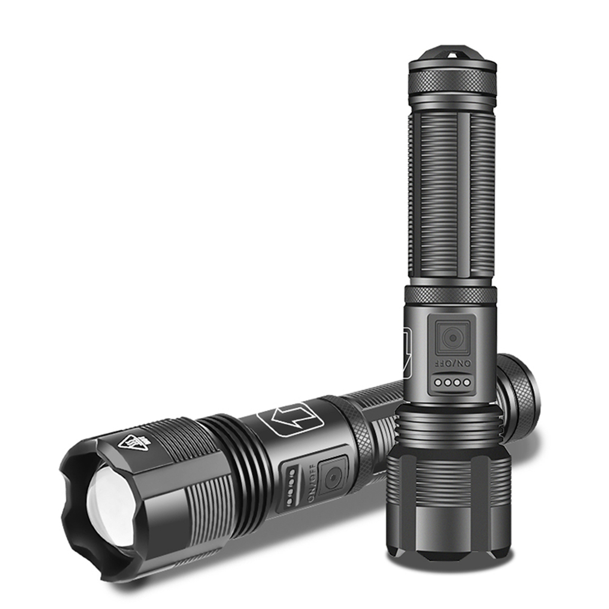 Zwei schwarze Taschenlampen. Eine ist an, die andere liegt. Beide sind aus Metall.