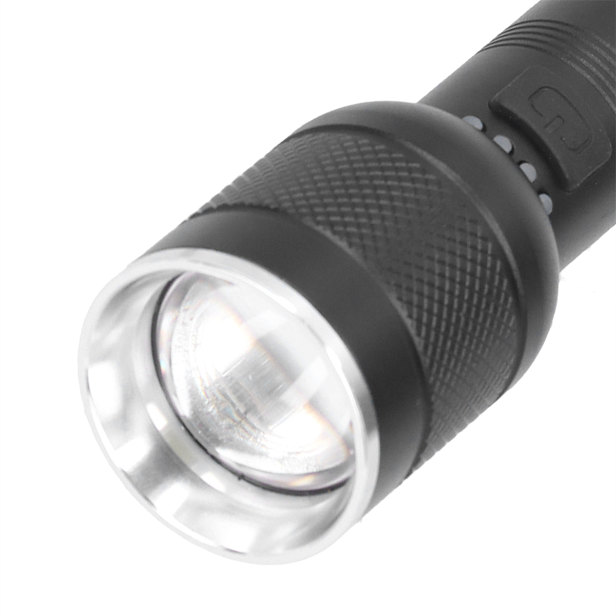 Nahaufnahme einer schwarzen Taschenlampe mit hellem Licht, das aus der Linse kommt.