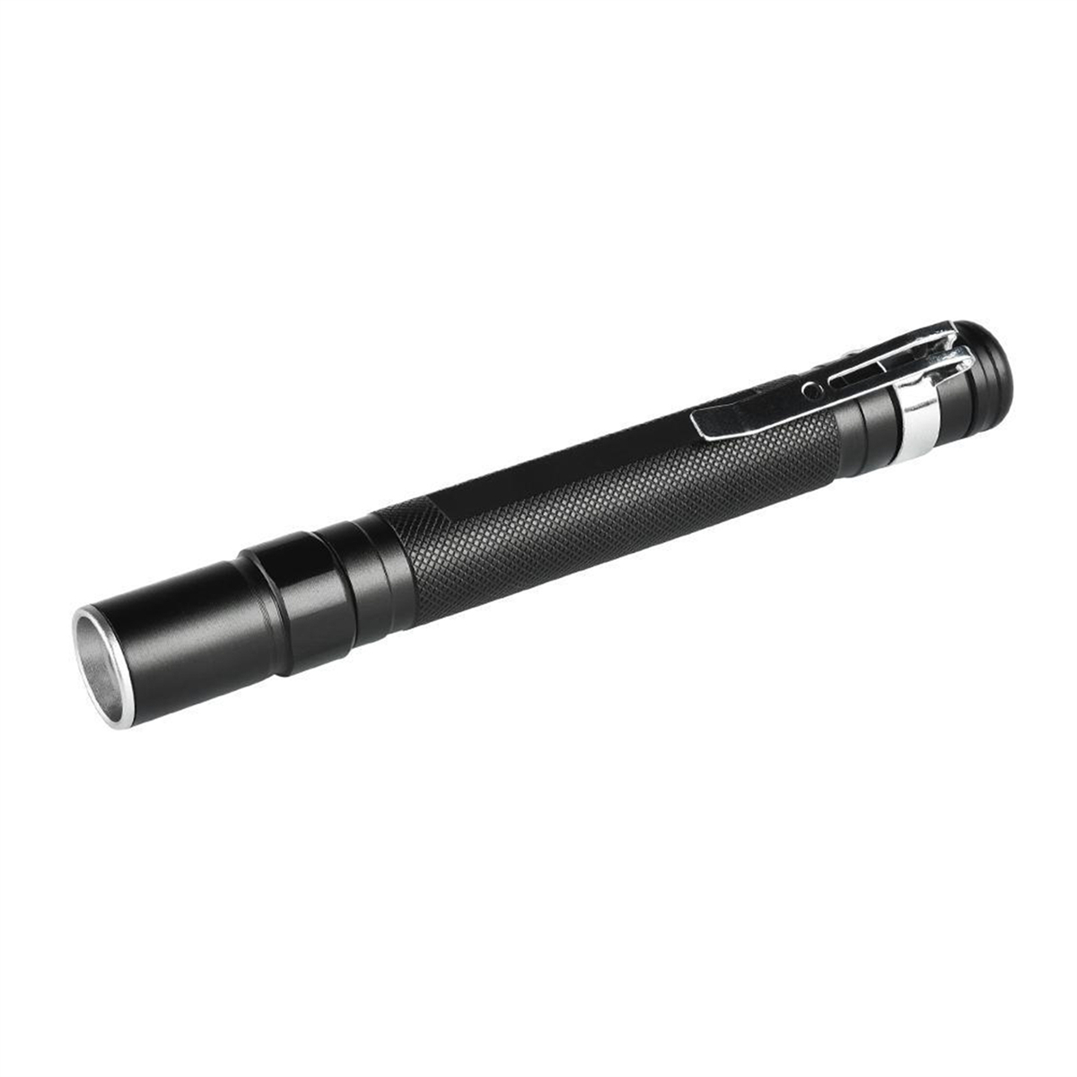 Eine schwarze Taschenlampe auf weißem Hintergrund. Sie hat einen strukturierten Griff und einen silbernen Clip.