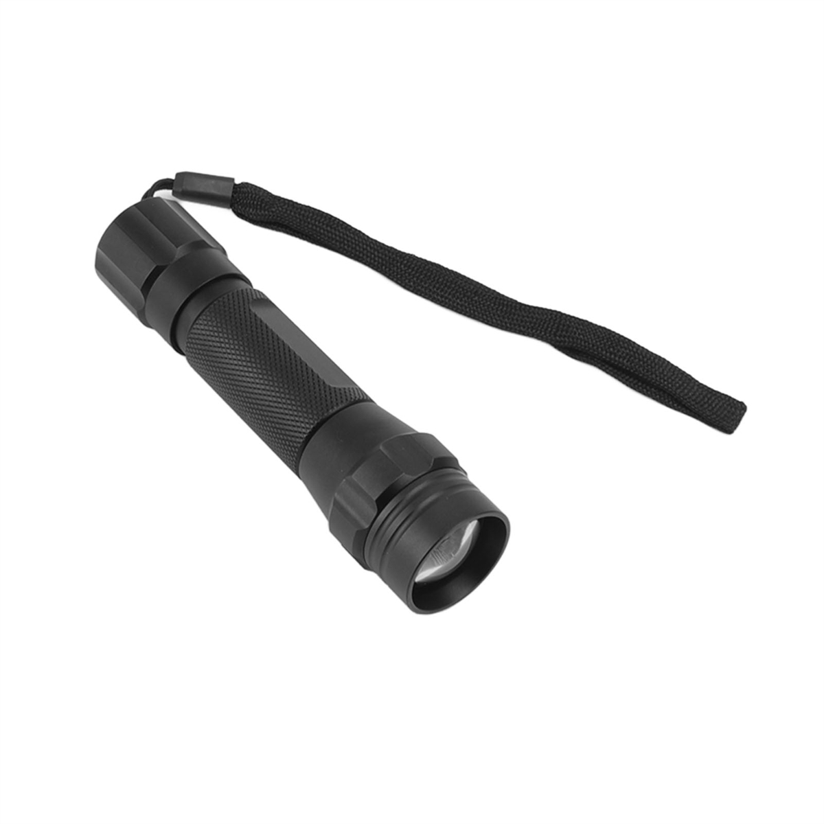 Schwarze Taschenlampe mit strukturierter Griff, Handschlaufe, isoliert auf weißem Hintergrund, zum Betrachter geneigt.