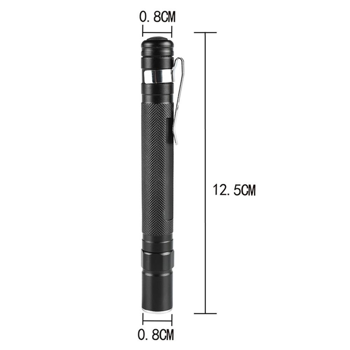 Schwarze Taschenlampe, Maße angegeben. Hat einen Taschenclip.