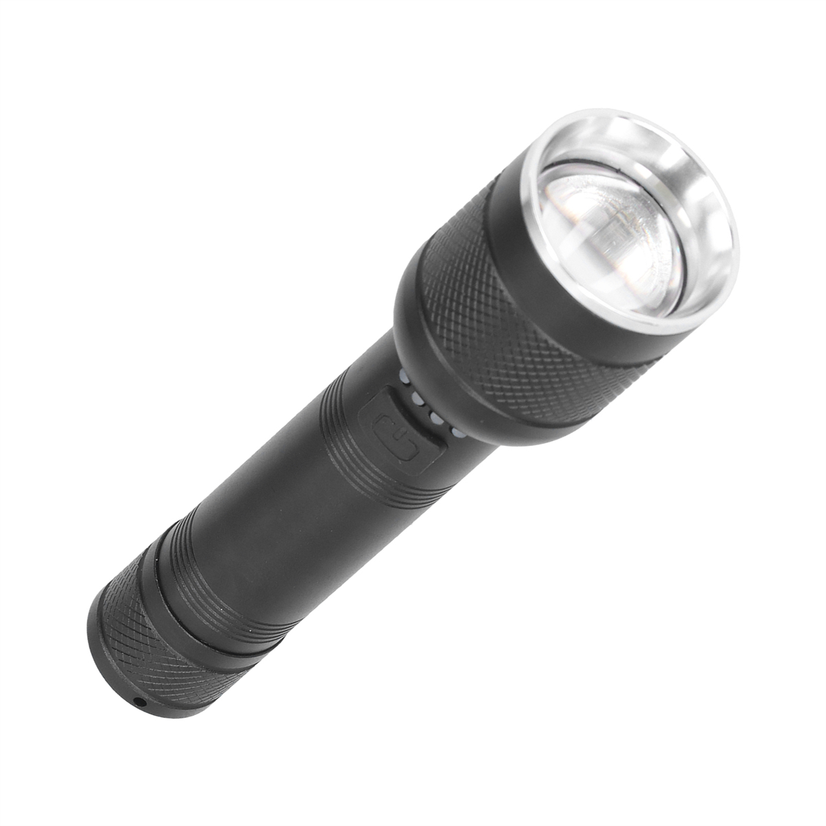 Eine schwarze Taschenlampe wird in einem Winkel auf weißem Hintergrund gezeigt. Sie hat einen strukturierten Griff.