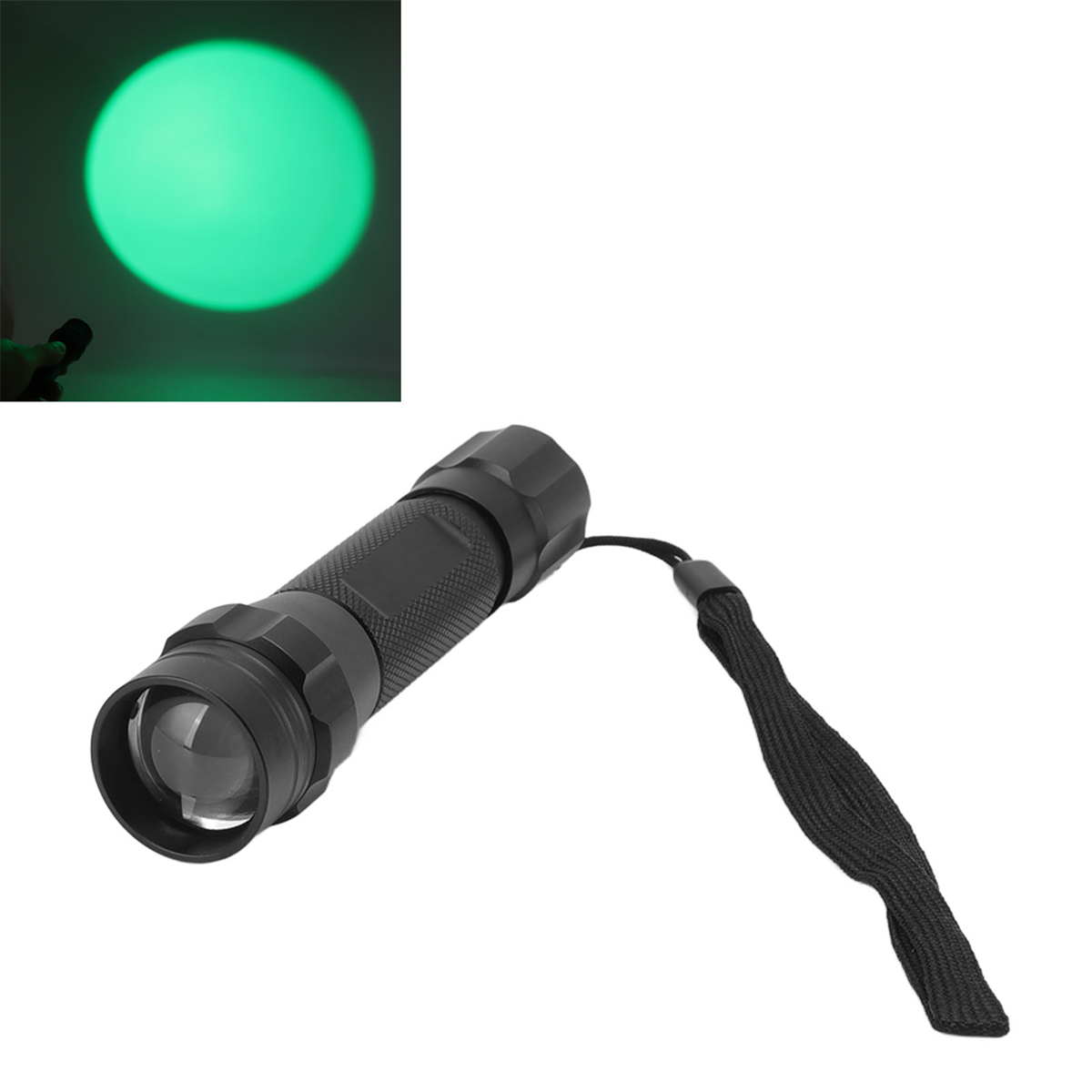 Schwarze Taschenlampe mit Handschlaufe und grünem Lichtfleck auf weißem Hintergrund, Studiobeleuchtung.