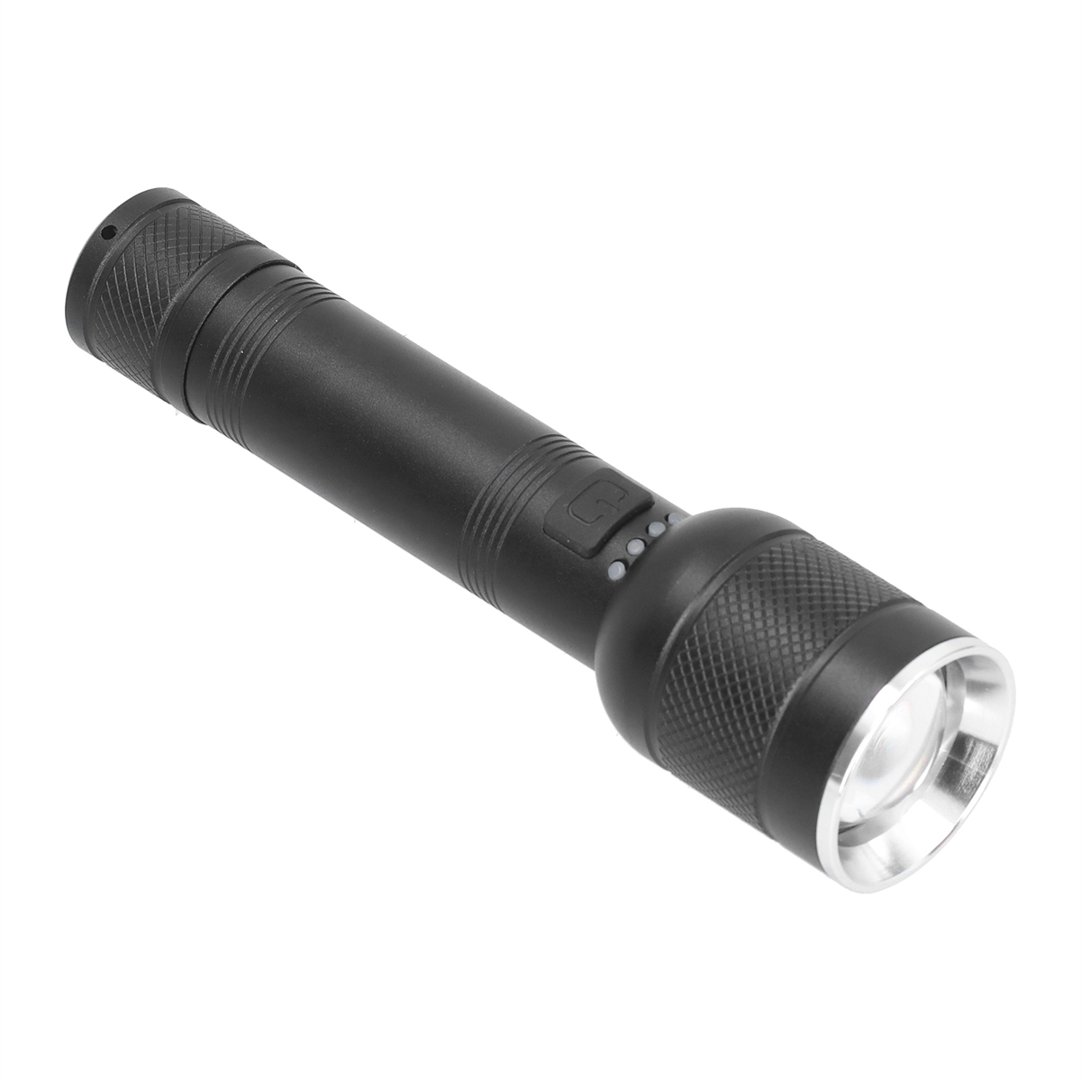 Schwarze Taschenlampe mit silberner Front. Abgewinkelt auf weißem Hintergrund.