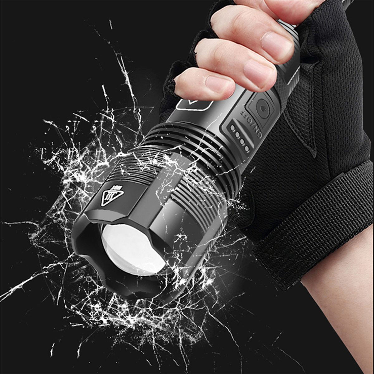 Eine schwarze Taschenlampe, die in einer behandschuhten Hand gehalten wird, mit Risseffekt.