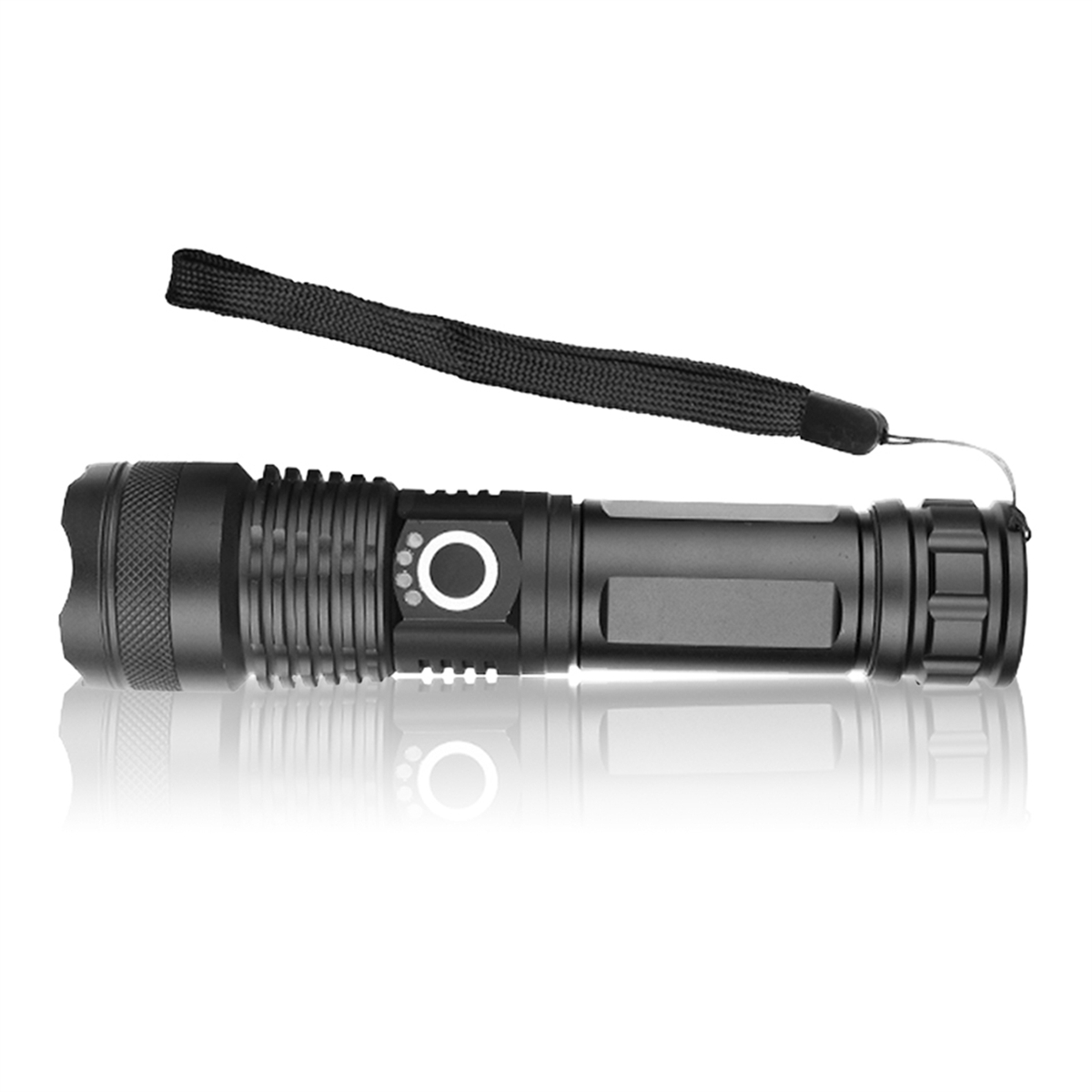 Schwarze Taschenlampe mit Handschlaufe, die sich auf einer weißen Oberfläche spiegelt. Die Taschenlampe ist zylindrisch und hat einen Knopf.