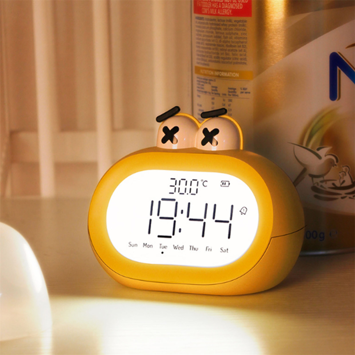 Gelber Wecker mit Digitalanzeige. Die Zeit ist 19:44, die Temperatur 30,0 °C, und das Datum wird angezeigt.