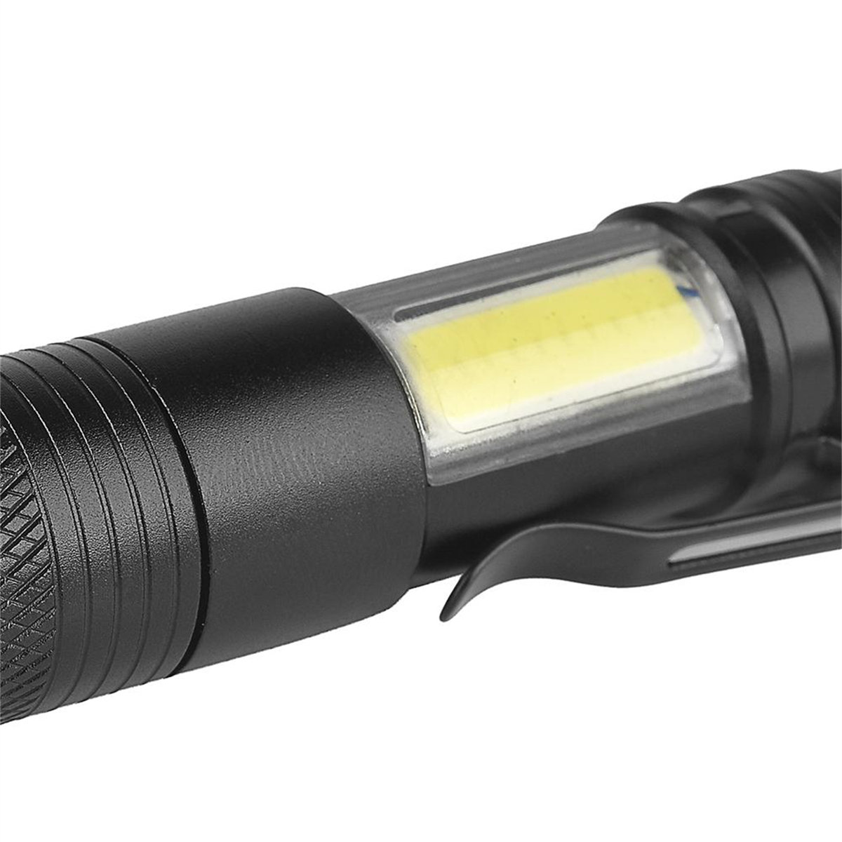 Schwarze Taschenlampe mit hellem rechteckigen Licht und schwarzem Clip.