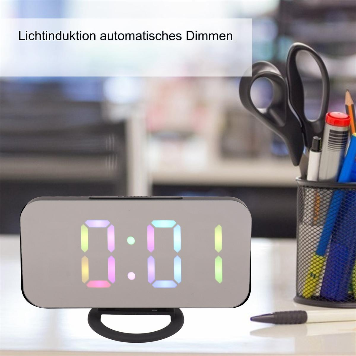 Eine Digitaluhr, die 0:01 anzeigt. Die Uhr steht auf einem Schreibtisch mit Stiften und Schere im Hintergrund.