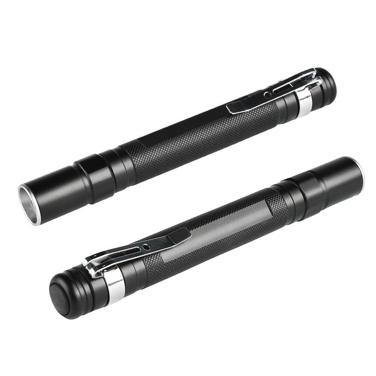 Zwei schwarze Taschenlampen mit silbernem Clip auf weißem Hintergrund.