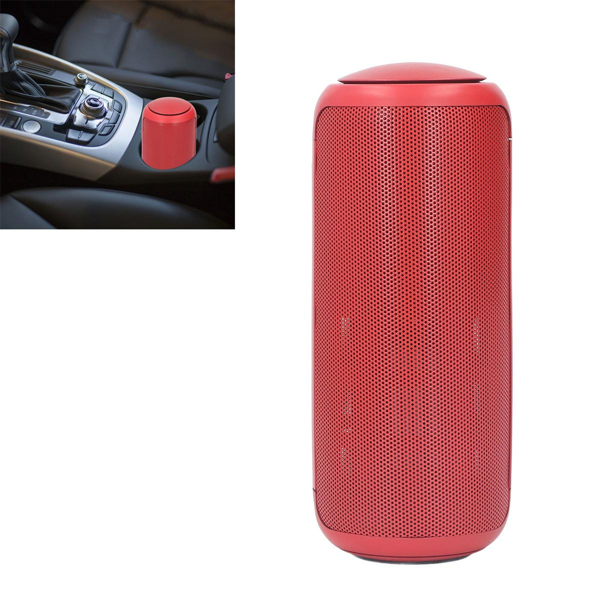 Ein roter, zylindrischer Lautsprecher im Getränkehalter eines Autos, im Hintergrund ein Autointerieur.