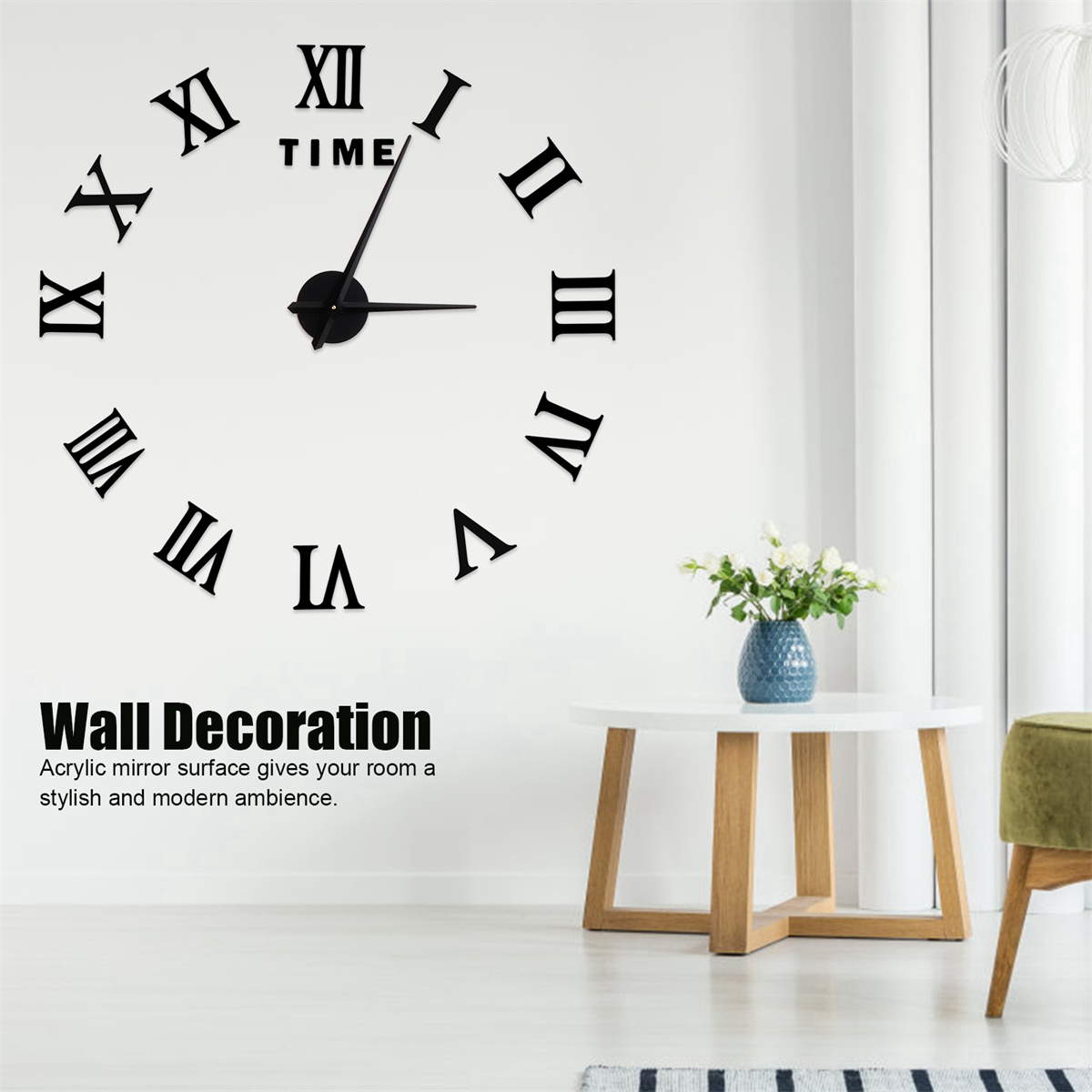 Eine Wanduhr mit römischen Ziffern. Ein weißer Tisch und eine blaue Vase mit Blumen befinden sich darunter.