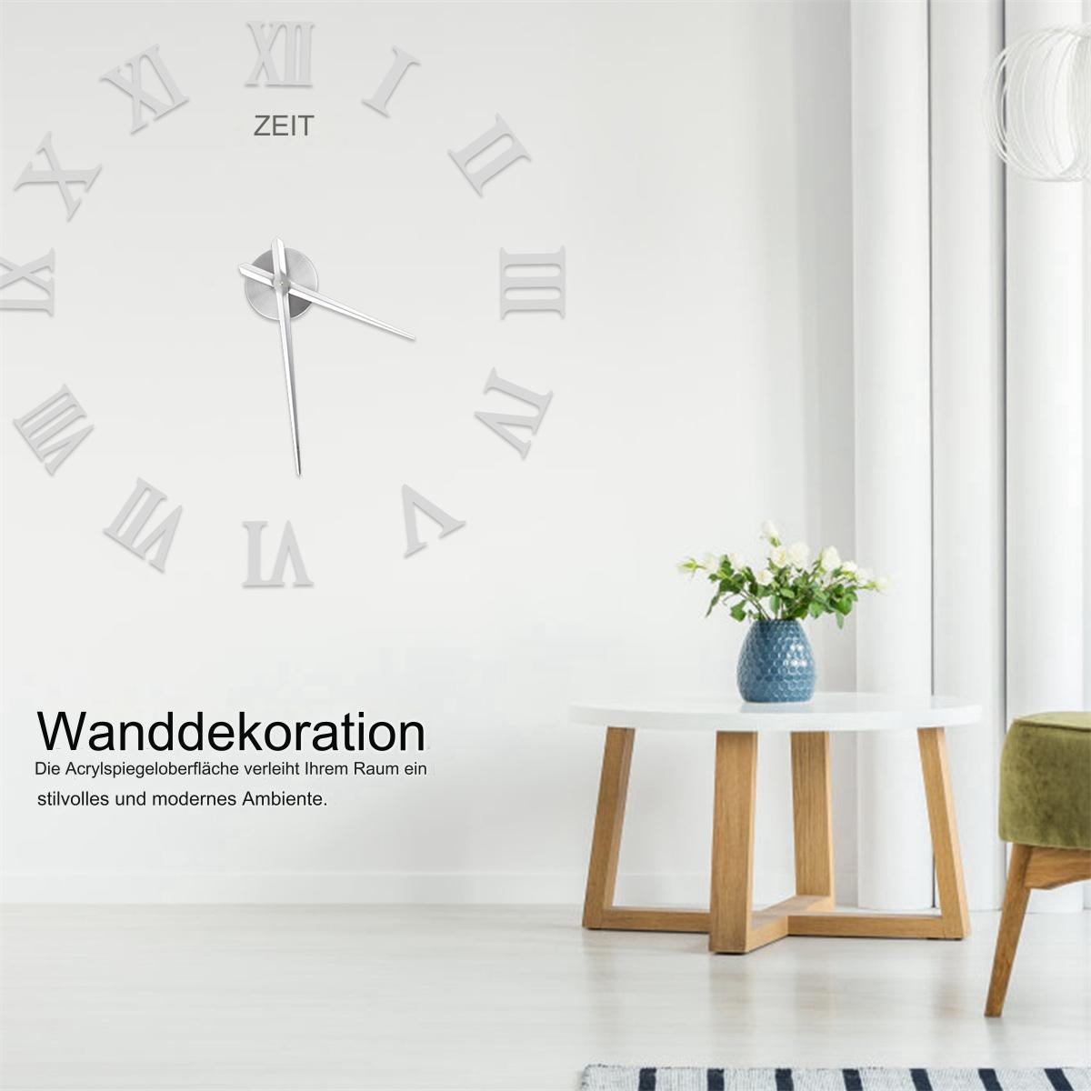 Eine große Wanduhr mit römischen Ziffern, ein weißer Tisch mit Blumen und ein grüner Stuhl, alles in einem weißen Raum.