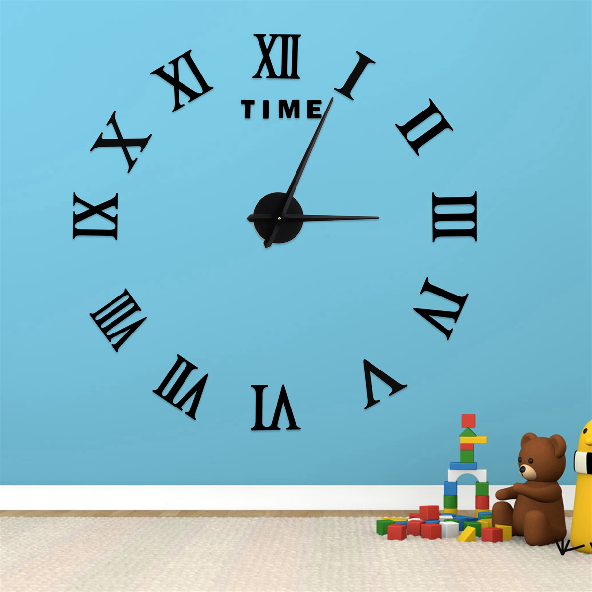 Wanduhr mit römischen Ziffern, schwarzen Zeigern und dem Wort ZEIT. Blaue Wand, Spielzeug darunter.