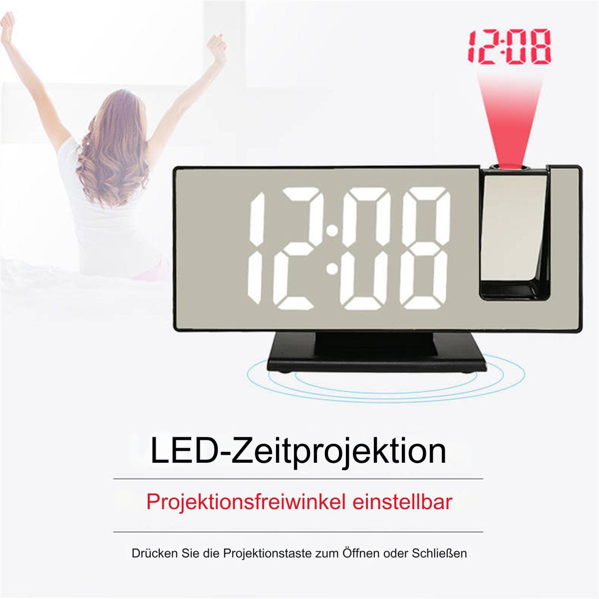Eine Frau streckt sich neben einer Digitaluhr mit der Anzeige 12:08. Die Uhr projiziert die Zeit.