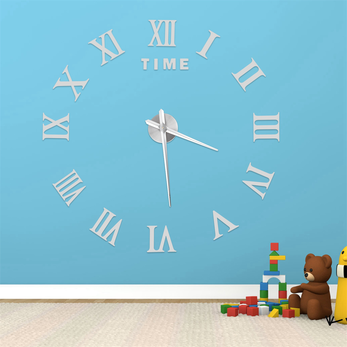 Eine Wand mit Uhr, römischen Ziffern und Kinderspielzeug auf dem Boden.