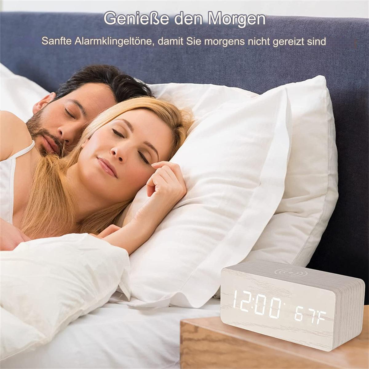Paar schläft im Bett mit weißem Wecker, der die Zeit anzeigt.