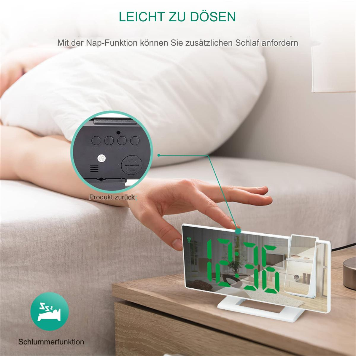 Ein digitaler Wecker auf einem Nachttisch. Eine Hand greift danach.