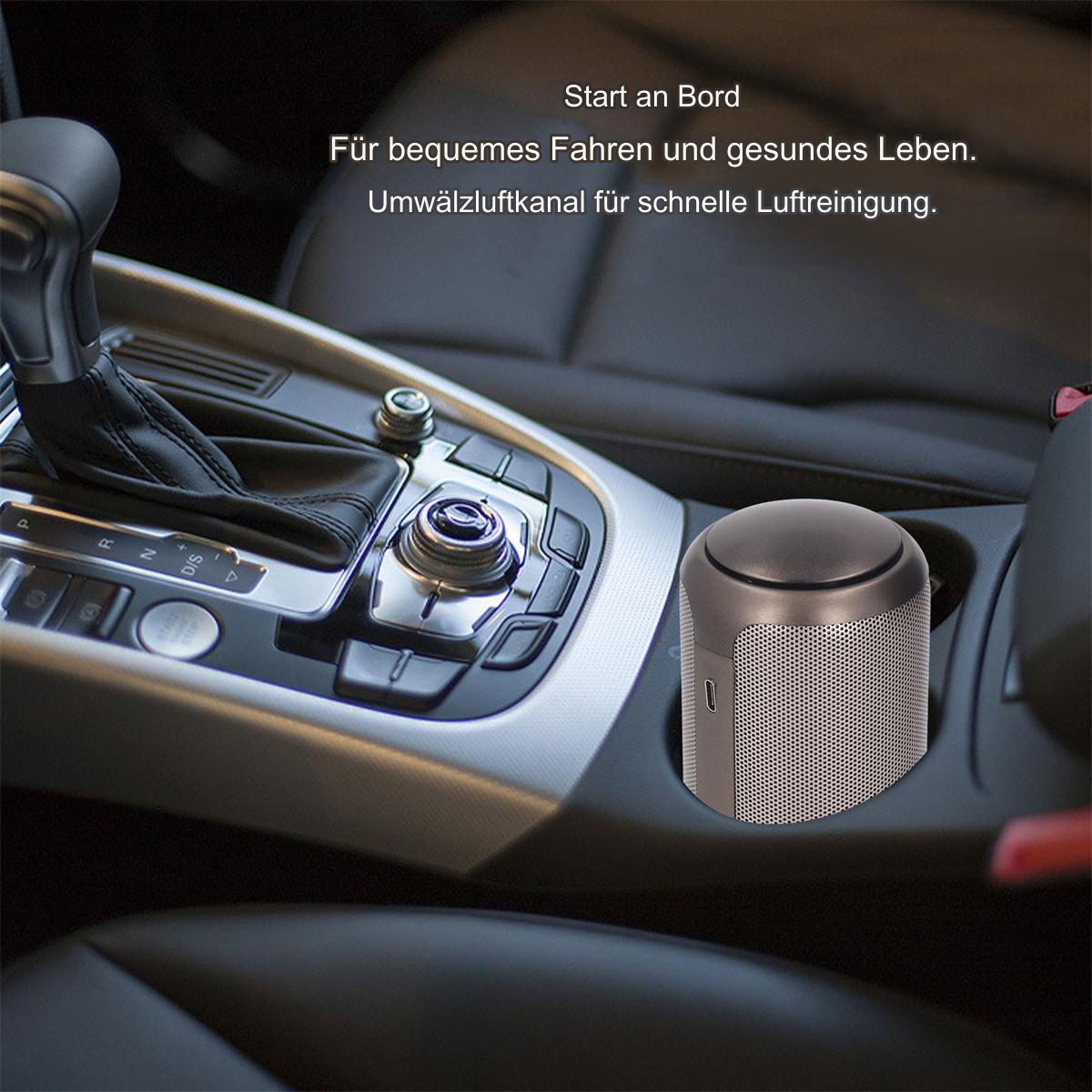 Ein kleiner, dunkelgrauer Lufterfrischer in einem Getränkehalter im Auto.
