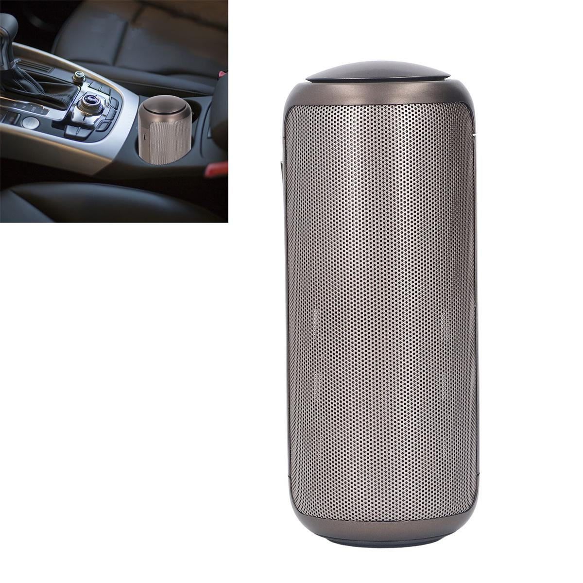 Silberner und schwarzer Lautsprecher, positioniert in der Konsole eines Autos. Ein metallischer Becherhalter daneben.