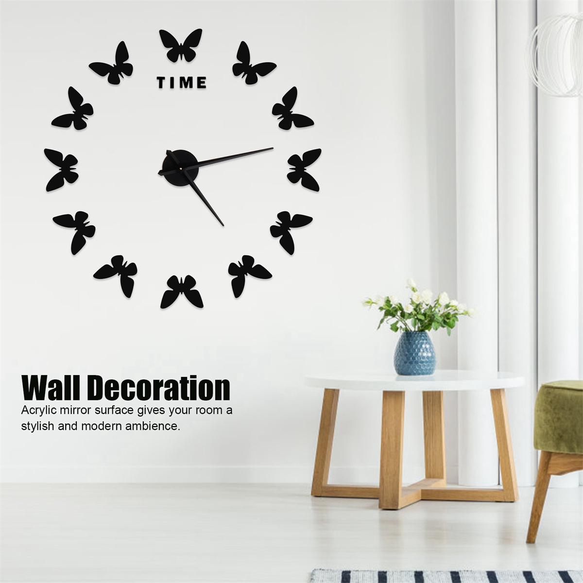 Eine weiße Wanduhr mit Schmetterlingsformen um das Zifferblatt und eine Blumenvase auf einem Beistelltisch.