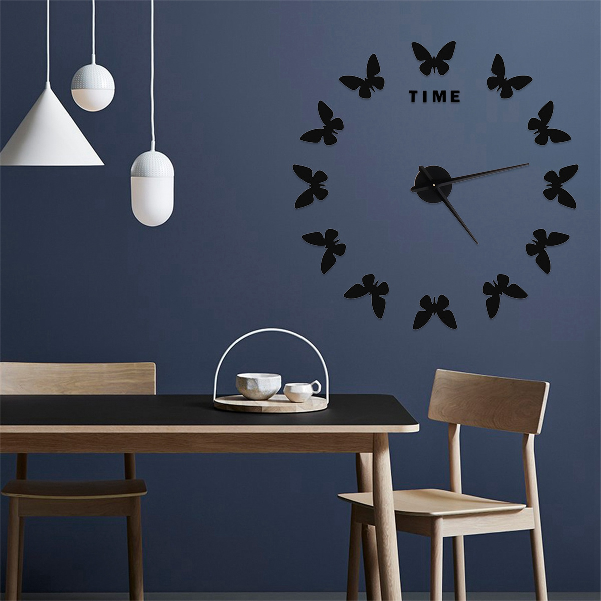 Eine Wanduhr mit Schmetterlingssilhouetten, die die Stunden markieren, und dem Wort 'ZEIT' in der Mitte.