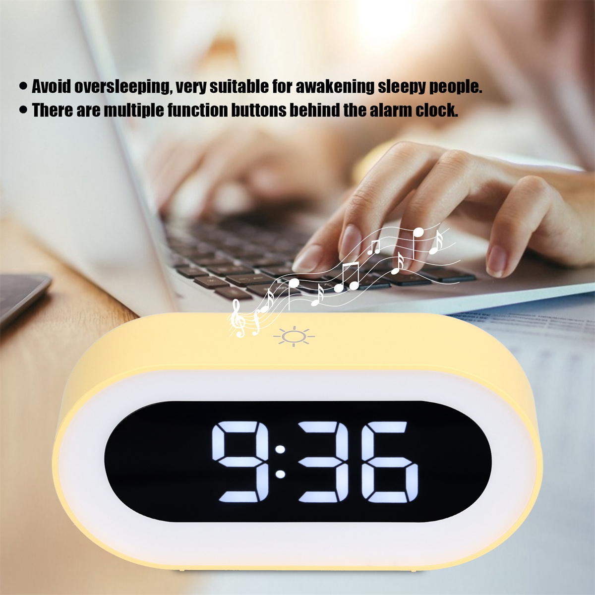 Ein gelber digitaler Wecker zeigt 9:36 an. Die Hände einer Person sind in der Nähe eines Laptops.