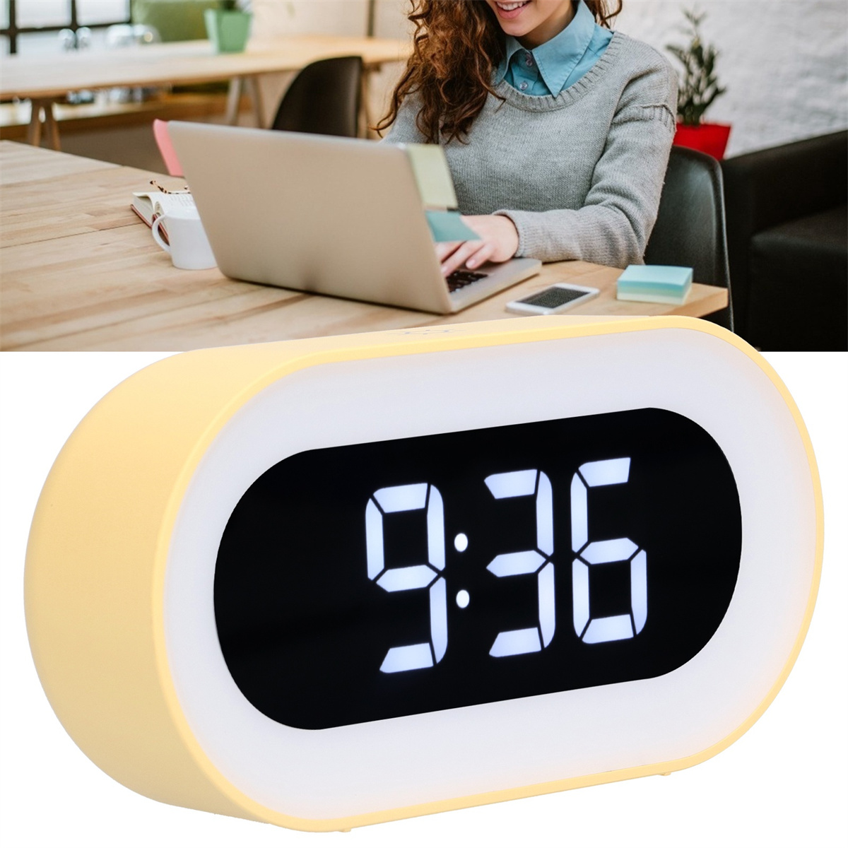 Gelber digitaler Wecker mit der Anzeige 9:36. Eine Person benutzt einen Laptop.