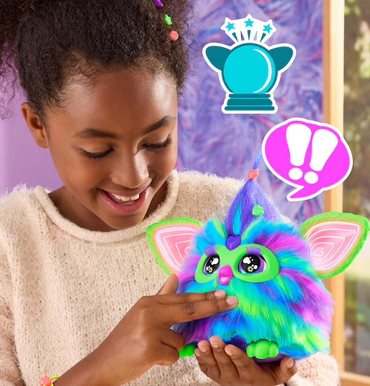 Dziewczynka trzyma kolorową zabawkę z dużymi oczami i uszami. Widoczne dymki i gwiazdki.